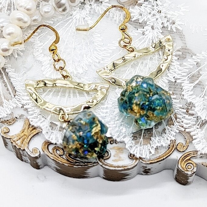 ブルーガラスビーズと鉱石のピアス No.13 