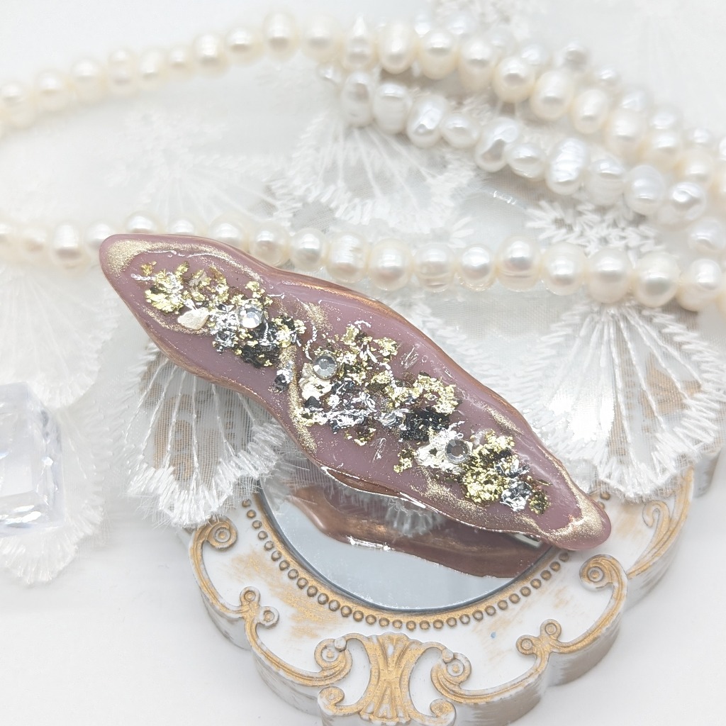 くすみ系カラーのピンクのヘアピン