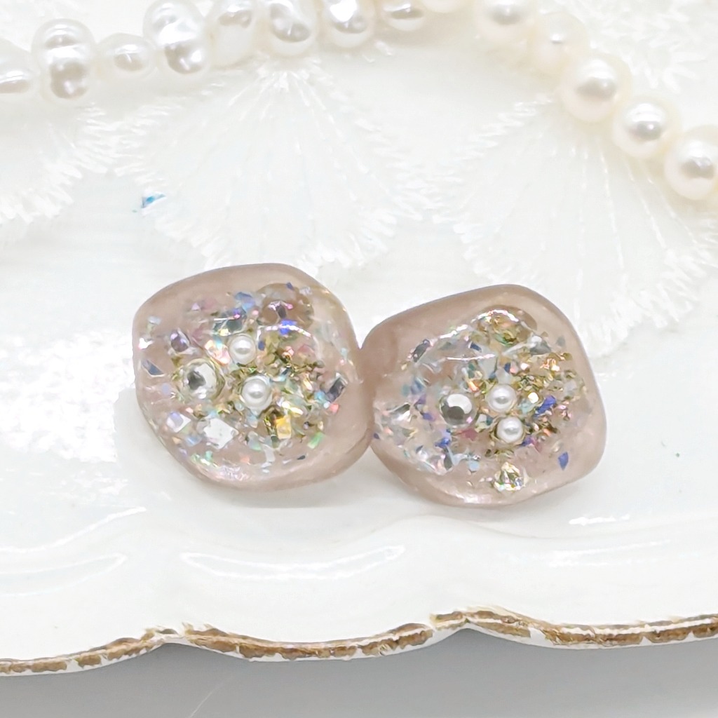 ベージュのくすみ系のピアス