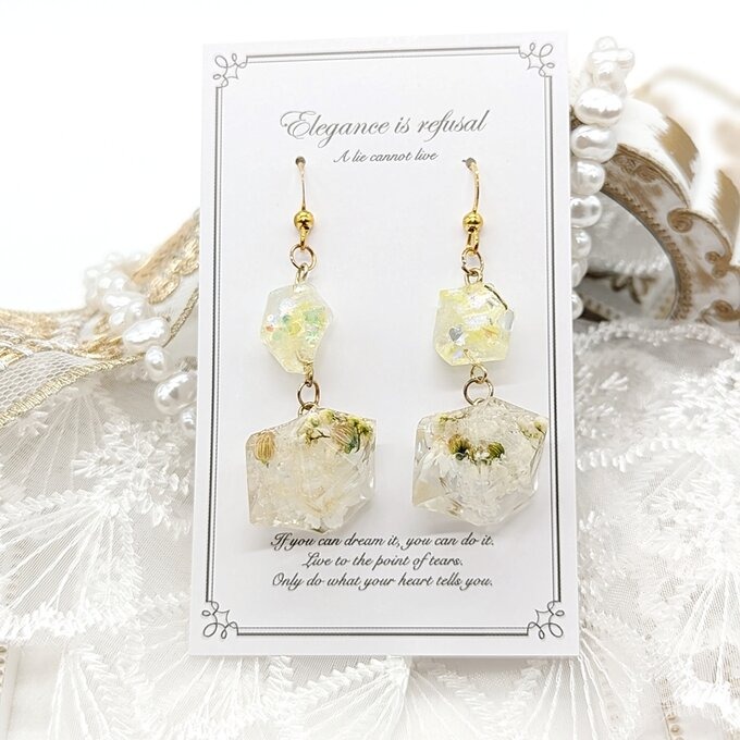 ホワイトフラワーのピアス No.11